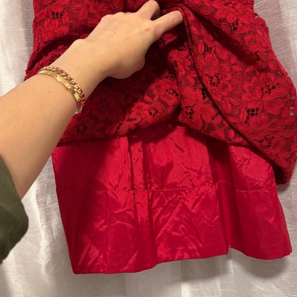 Red lace dress. - Picture 6 of 8